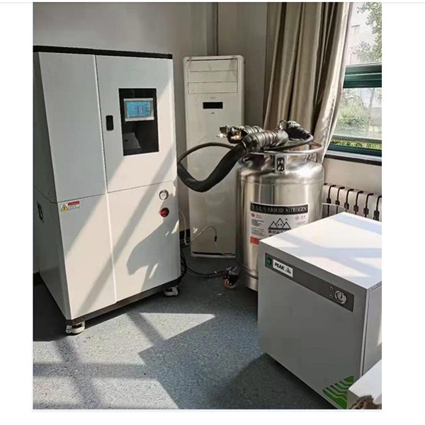 The laboratory uses a 40L split-type liquid nitrogen machine